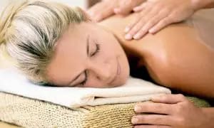 massage-amersfoort-conja_hopman afbeelding van jonge vrouw die een massage van het bovenlichaam ondergaat - massage-amersfoort-conja_hopman